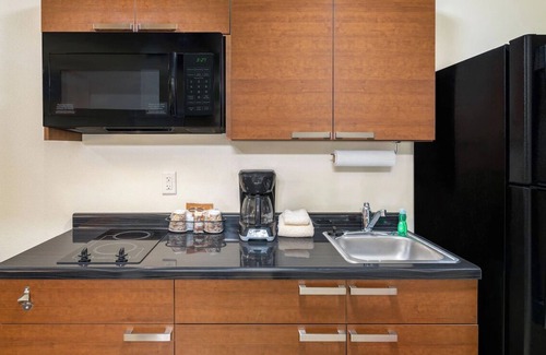 West Valley City Hotel | Comfortable Stay w/ Pet-Friendly Room and Kitchen Near Maverik Center