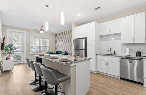 Southeast Orlando Apartamento | Comfortable Stay King Bed Near Parks, Pet-Friendly
