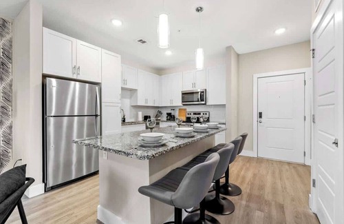 Southeast Orlando Apartamento | Comfortable Stay King Bed Near Parks, Pet-Friendly