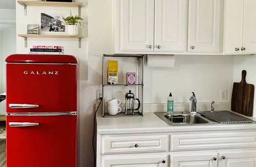 Brentwood-Darlington Cabaña | Comfortable Stay Near Downtown, Airport, Food Carts, Etc