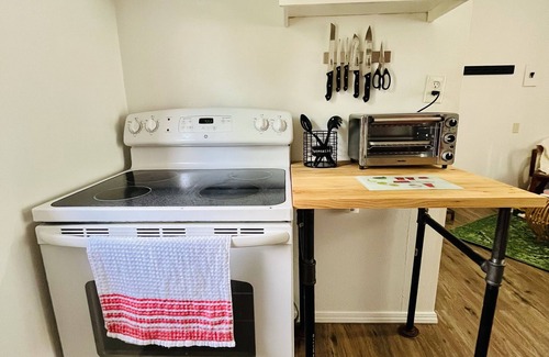 Brentwood-Darlington Cabaña | Comfortable Stay Near Downtown, Airport, Food Carts, Etc