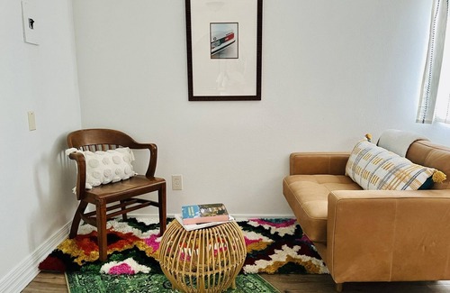 Brentwood-Darlington Cabaña | Comfortable Stay Near Downtown, Airport, Food Carts, Etc
