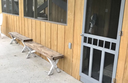 Theriot Apartamento | Comfortable Studio apartment with huge screened in porch