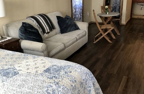 Theriot Apartamento | Comfortable Studio apartment with huge screened in porch