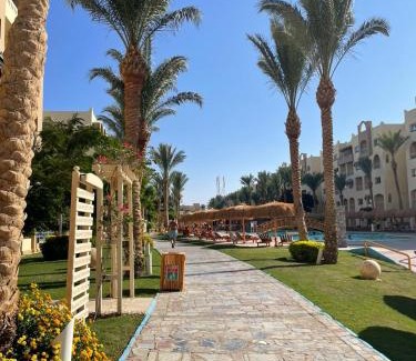 Al Ahyaa Apartamento | Comfortable studio in hotel Karma with private beach and pools family only or female