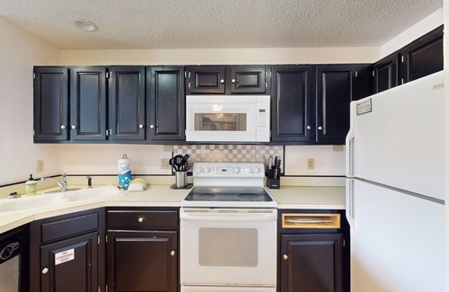 East End Casa | Comfortable townhome steps from beach with pool access, balcony, & W/D