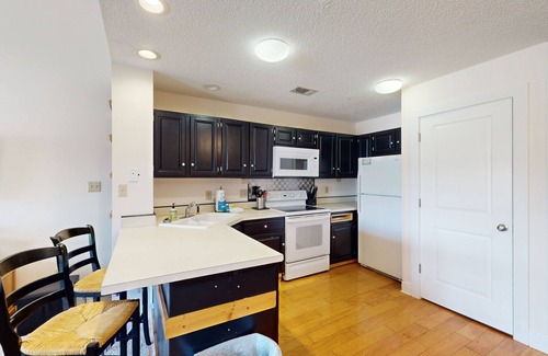 East End Casa | Comfortable townhome steps from beach with pool access, balcony, & W/D