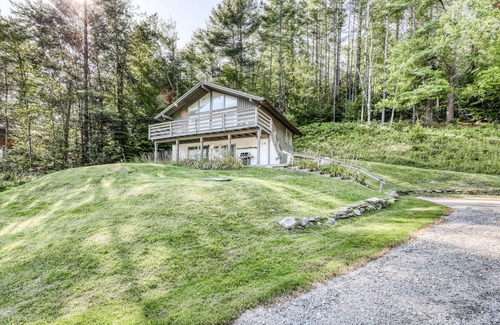 Winhall Casa | Cómoda unidad dúplex en el último piso en el bosque con chimenea de gas y terraza.