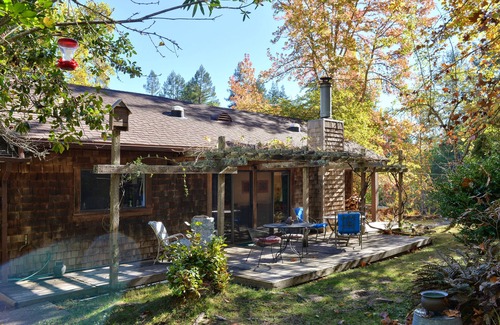 Freestone Casa | Cómoda cabaña de tejas de dos habitaciones en medio de jardines y 4. 5 acres de bosque
