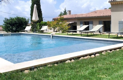 Beaumes-de-Venise Villa | Comfortable villa just a stone's throw from the village
