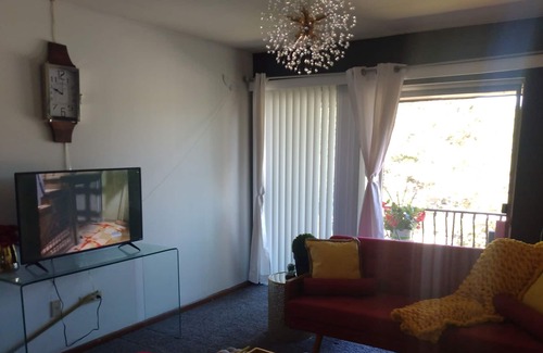 Lansing Condominio | Comfortable vibrant condo. 15 minutes to Chicago