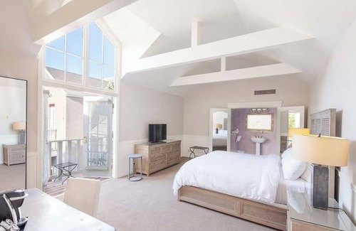 Santa Rosa Hotel | Comfortable Yet Adventurous Junior Suite Near Trails, Tasting Rooms + Local Eats