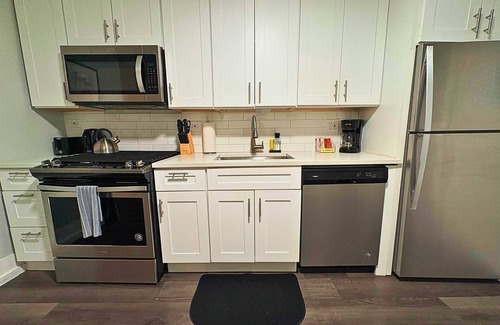 Sheffield and DePaul Apartamento | Comfortably Appointed 3BR Apt