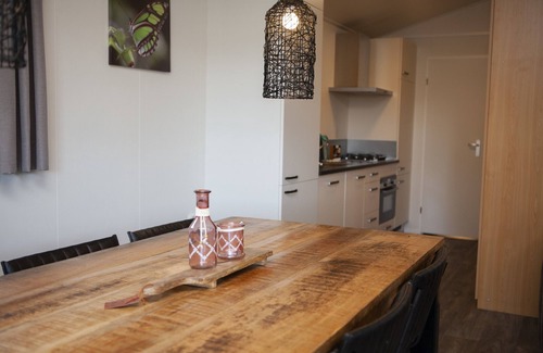 Voorthuizen Chalet De Esquí | Comfortably Furnished Chalet with Porch near Veluwe