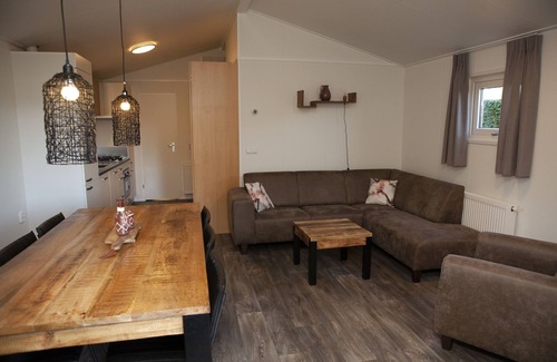 Voorthuizen Chalet De Esquí | Comfortably Furnished Chalet with Porch near Veluwe