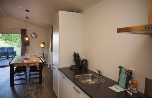 Voorthuizen Chalet De Esquí | Comfortably Furnished Chalet with Porch near Veluwe