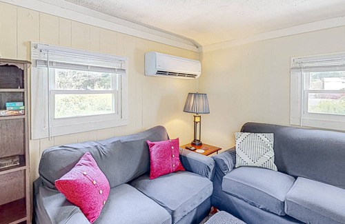 New Harbor Cabaña | Comforting cottage with gas grill, patio, deck, firepit, firepit, & kitchenette