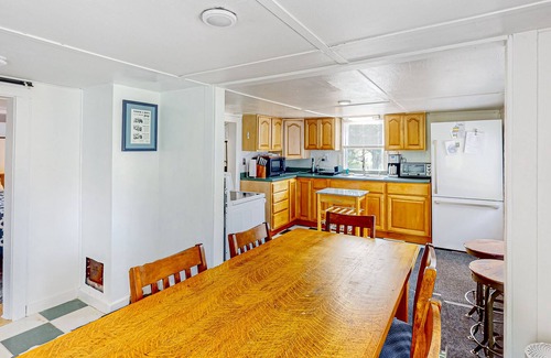 New Harbor Cabaña | Comforting cottage with gas grill, patio, deck, firepit, firepit, & kitchenette