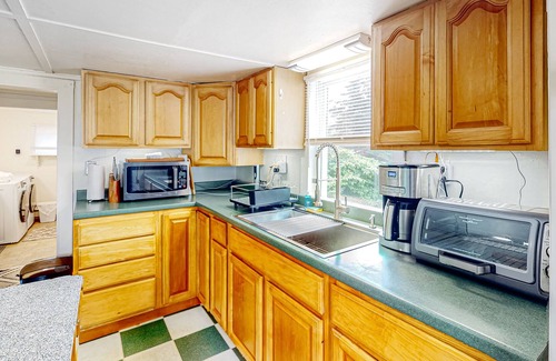 New Harbor Cabaña | Comforting cottage with gas grill, patio, deck, firepit, firepit, & kitchenette