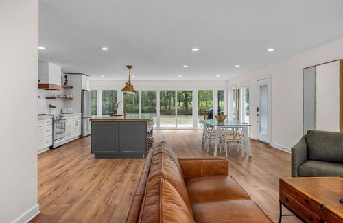 Macon Casa | Comforting Lakeside Retreat in Gated Community