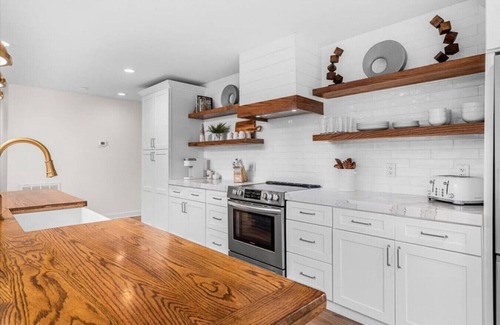 Macon Casa | Comforting Lakeside Retreat in Gated Community