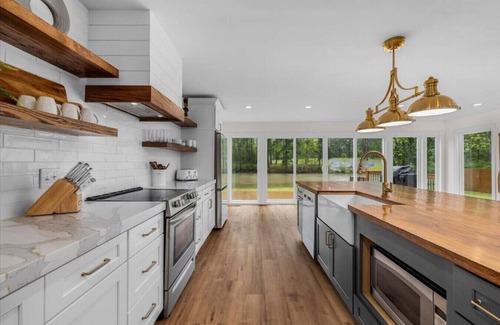 Macon Casa | Comforting Lakeside Retreat in Gated Community