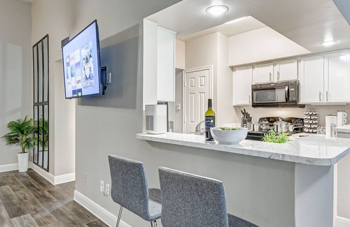 Deco Apartamento | Comfy 1BD King Bed Free Parking Free Coffee