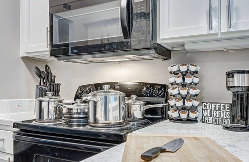 Deco Apartamento | Comfy 1BD King Bed Free Parking Free Coffee