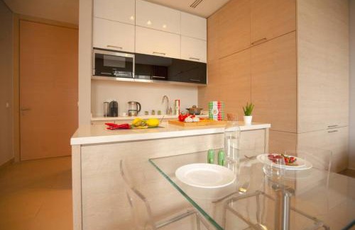 Gemmayzeh Apartamento | Comfy - 1BR Apt W Pool & Gym in Gemmayze