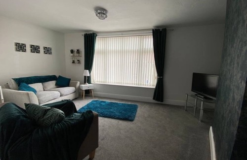 Rhyl Apartamento | Comfy 2 Bed flat, parking, quick walk to the beach.