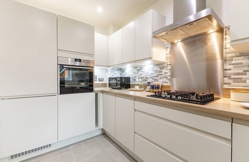 Stanwell Casa | Comfy 2 Bed With Sofa Bed /Heathrow/Surrey/M25