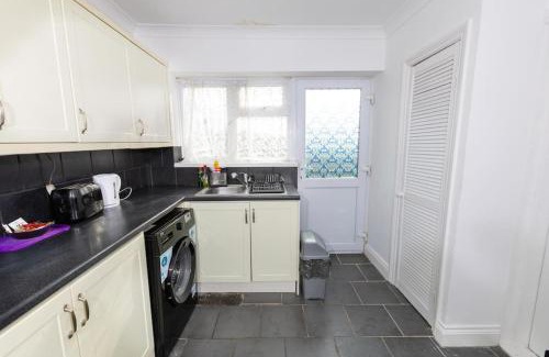 Strood Casa | Comfy 2 Bedroom House for 4