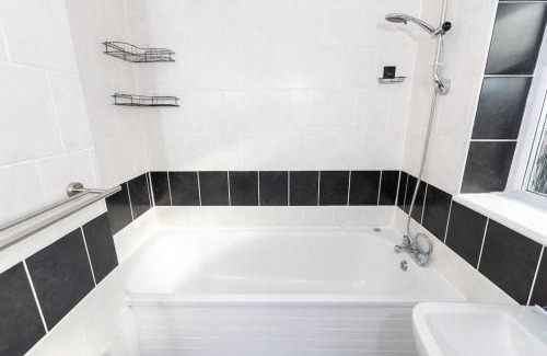 Strood Casa | Comfy 2 Bedroom House for 4