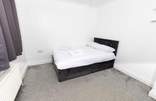 Strood Casa | Comfy 2 Bedroom House for 4