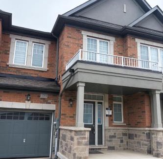 Alcona Apartamento | Comfy 2BR Innisfil Townhome with Free Parking, WiFi, Full Kitchen, Laundry, Only 5 Mins to Innisfil Beach Park & 15 Mins to Friday Harbour Resort! Perfect for Family Travel or Baecations!