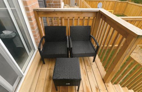 Alcona Apartamento | Comfy 2BR Innisfil Townhome with Free Parking, WiFi, Full Kitchen, Laundry, Only 5 Mins to Innisfil Beach Park & 15 Mins to Friday Harbour Resort! Perfect for Family Travel or Baecations!