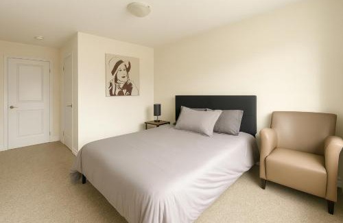 Alcona Apartamento | Comfy 2BR Innisfil Townhome with Free Parking, WiFi, Full Kitchen, Laundry, Only 5 Mins to Innisfil Beach Park & 15 Mins to Friday Harbour Resort! Perfect for Family Travel or Baecations!