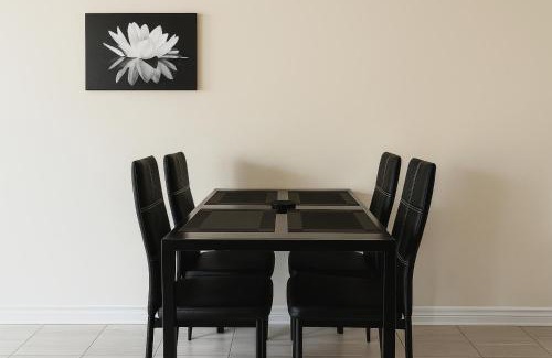 Alcona Apartamento | Comfy 2BR Innisfil Townhome with Free Parking, WiFi, Full Kitchen, Laundry, Only 5 Mins to Innisfil Beach Park & 15 Mins to Friday Harbour Resort! Perfect for Family Travel or Baecations!