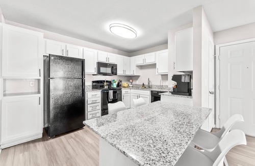 Pleasant Valley Apartamento | Comfy 2BR King Suite w Gym Pool Close to DT