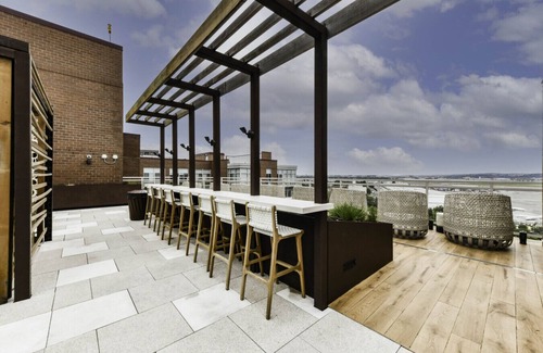 Crystal City Apartamento | Comfy 2BR Oasis with Scenic Rooftop & Gym