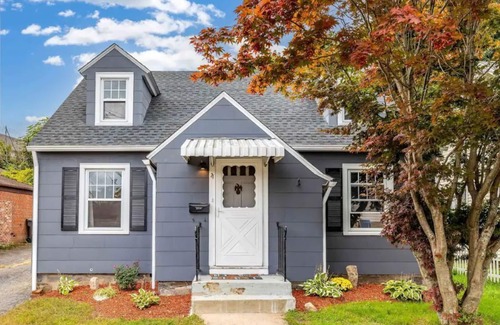 Bristol Casa | Comfy 4-Bedroom Home with King Bed-Free Parking