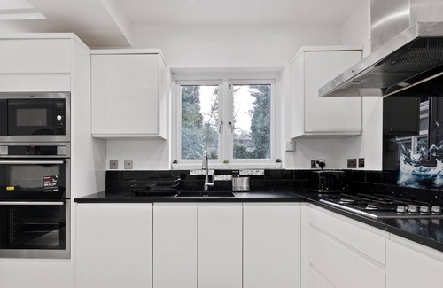 Coulsdon West Casa | Comfy 4 Bedroom house, Ideal for Workers and Families, FREE Parking