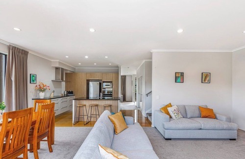 Greenlane - Ellerslie Casa | Comfy 4BR Stonefields Home w/ Mt. Wellington Views