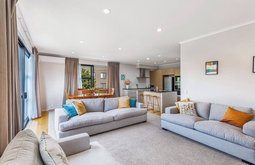 Greenlane - Ellerslie Casa | Comfy 4BR Stonefields Home w/ Mt. Wellington Views