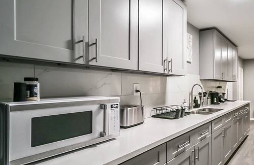 Foster Place Casa | Comfy 5BR Home with Hot Tub, 10min from NGR Stadium