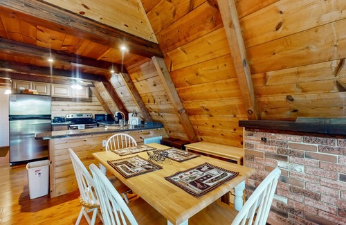Flat Hollow Marina Casa | Comfy A-frame cabin with deck, gas grill, Internet, close to marina