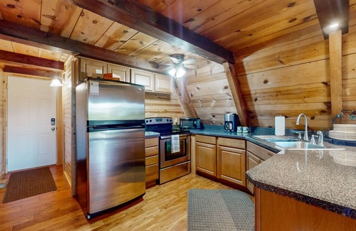 Flat Hollow Marina Casa | Comfy A-frame cabin with deck, gas grill, Internet, close to marina