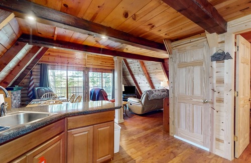 Flat Hollow Marina Casa | Comfy A-frame cabin with deck, gas grill, Internet, close to marina