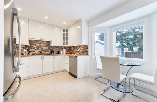 West Edmonton Casa | ⭐️Comfy and Classic 5 bedroom Home⭐️ King Bed🛏 Pool Table🎱3 Min from WEM🛍🎉❤️