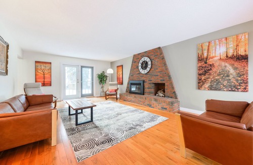 West Edmonton Casa | ⭐️Comfy and Classic 5 bedroom Home⭐️ King Bed🛏 Pool Table🎱3 Min from WEM🛍🎉❤️